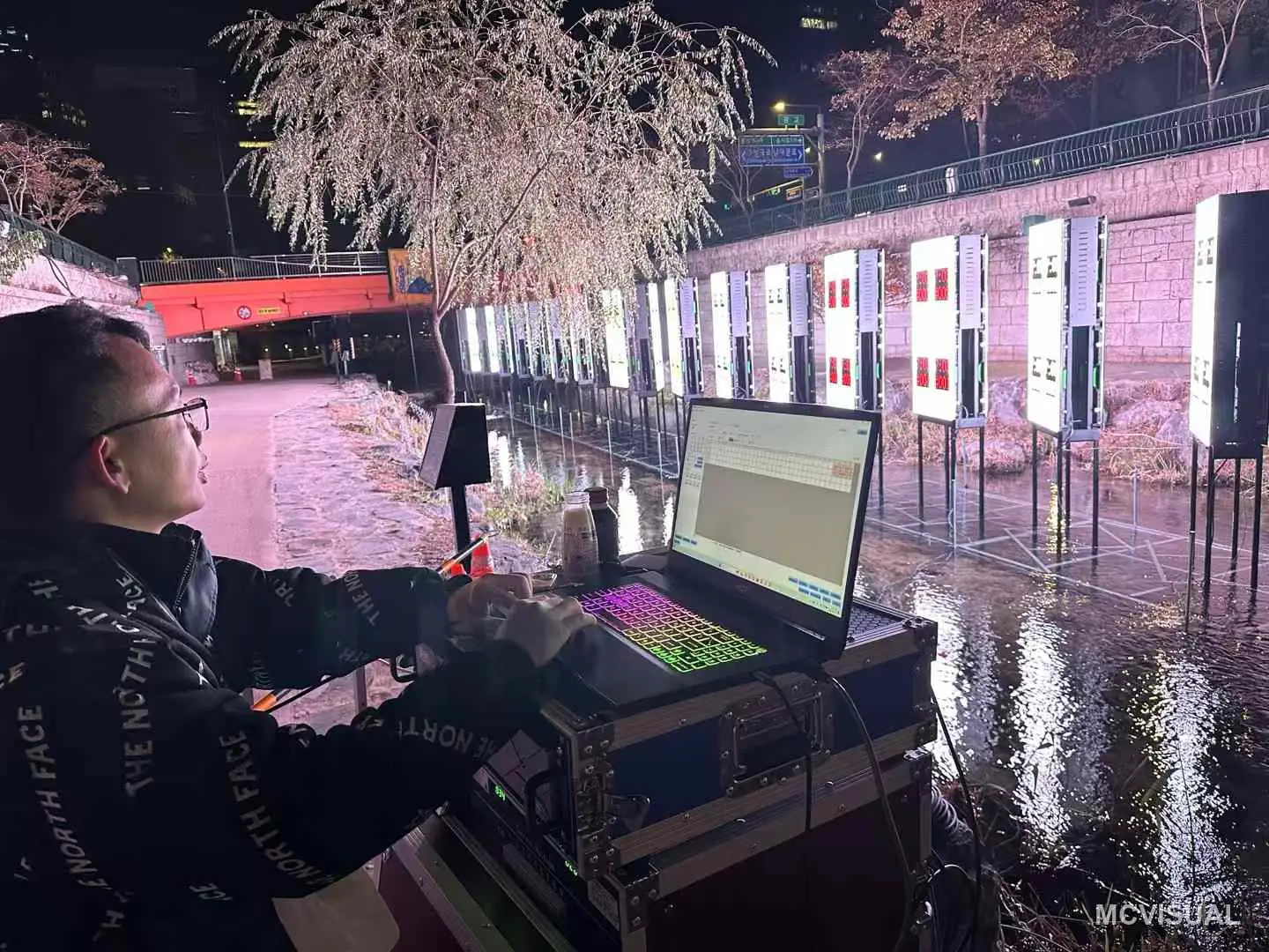 청계천 겨울 축제, 서울, 대한민국 — 현장 제어 위치에서 진행하는 콘텐츠·매핑 설정입니다. 패널마다 주소를 개별 지정하므로, 물리적으로 끊어진 구간에도 하나의 영상을 이어서 표출할 수 있습니다.