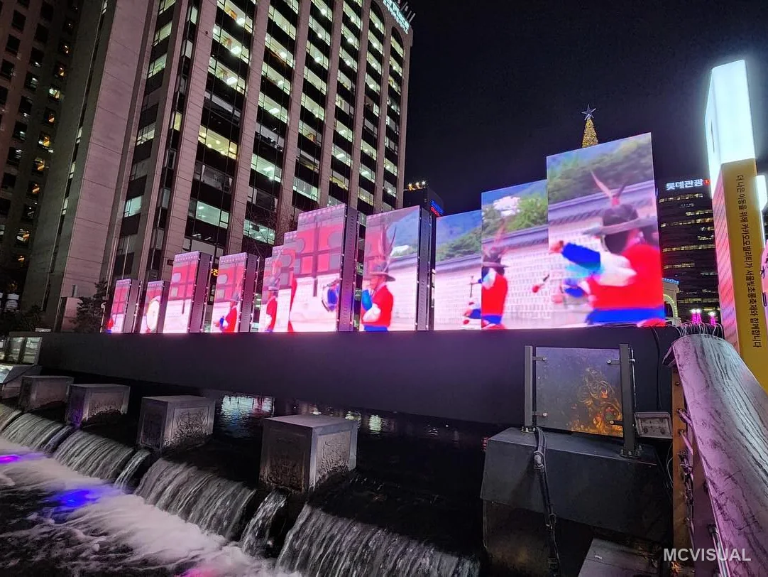 청계천 겨울 축제, 서울, 대한민국 — 청계천 변에 설치한 축제용 옥외 스크린