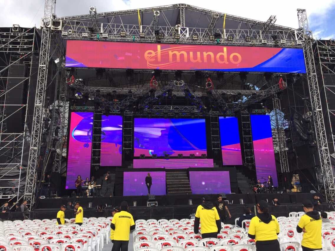 Open-air concert stage, Ecuador — 144 m² outdoor stage screen and side wings