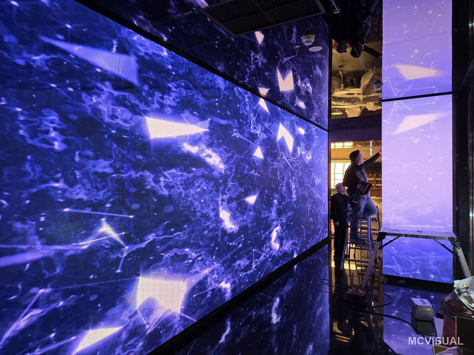 Immersive exhibition space, South Korea — The wall and columns running one continuous scene