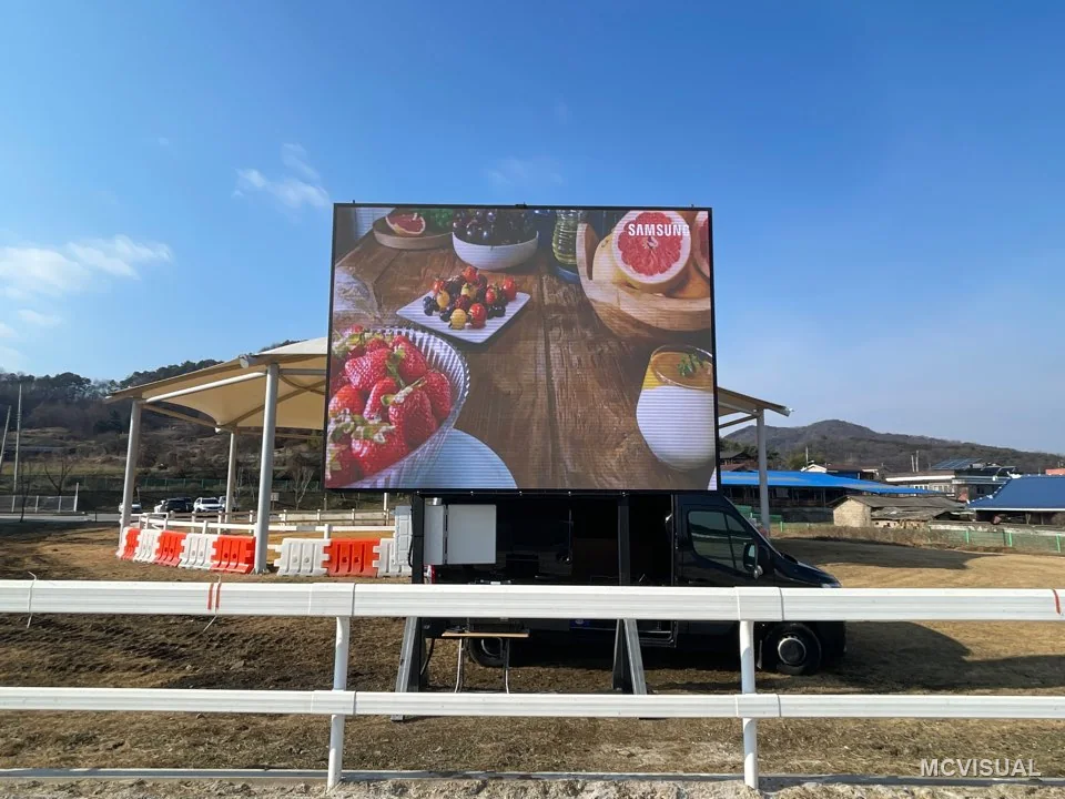 Roadside advertising screen, South Korea — 4 × 3 m cable-less outdoor screen installed in winter