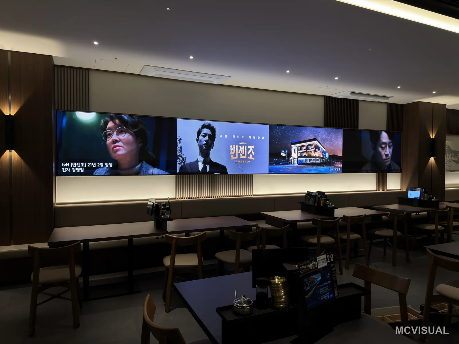 Restaurant dining hall, South Korea — Flat 7.4 m and curved 8.6 m ribbon screens above the dining floor