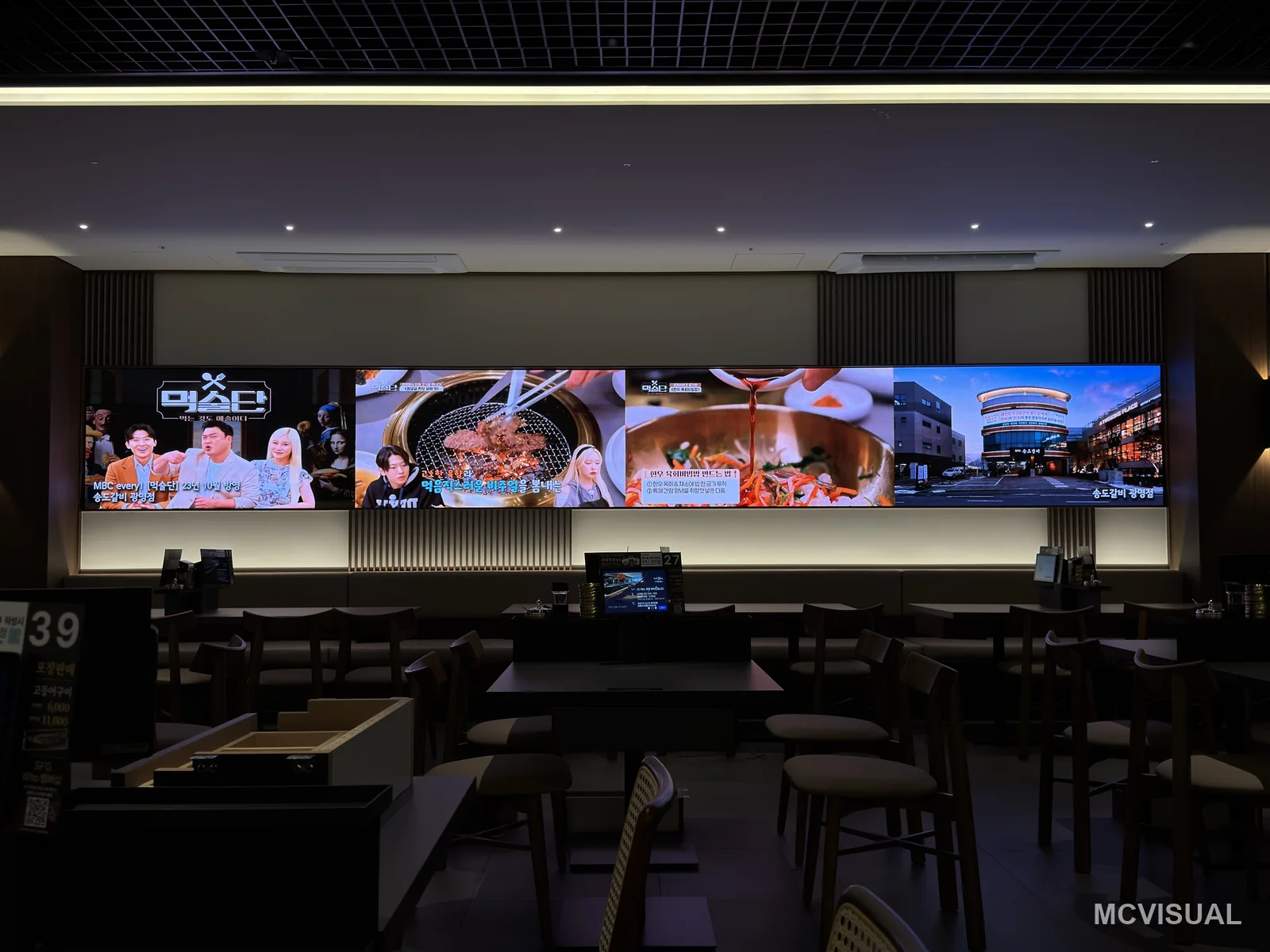 Restaurant dining hall, South Korea — The 7360 × 960 mm flat section on the opposite wall. Same pitch, same calibration as the curved run, so the two read as