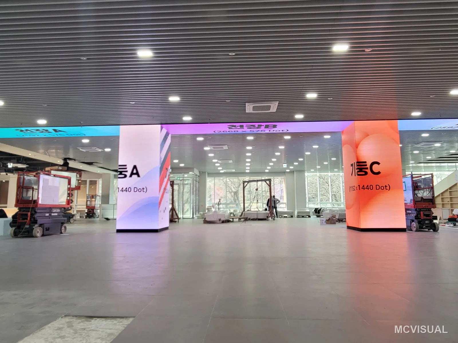 Retail concourse, South Korea — Multiple column and wall screens on 500 × 1000 mm cabinets